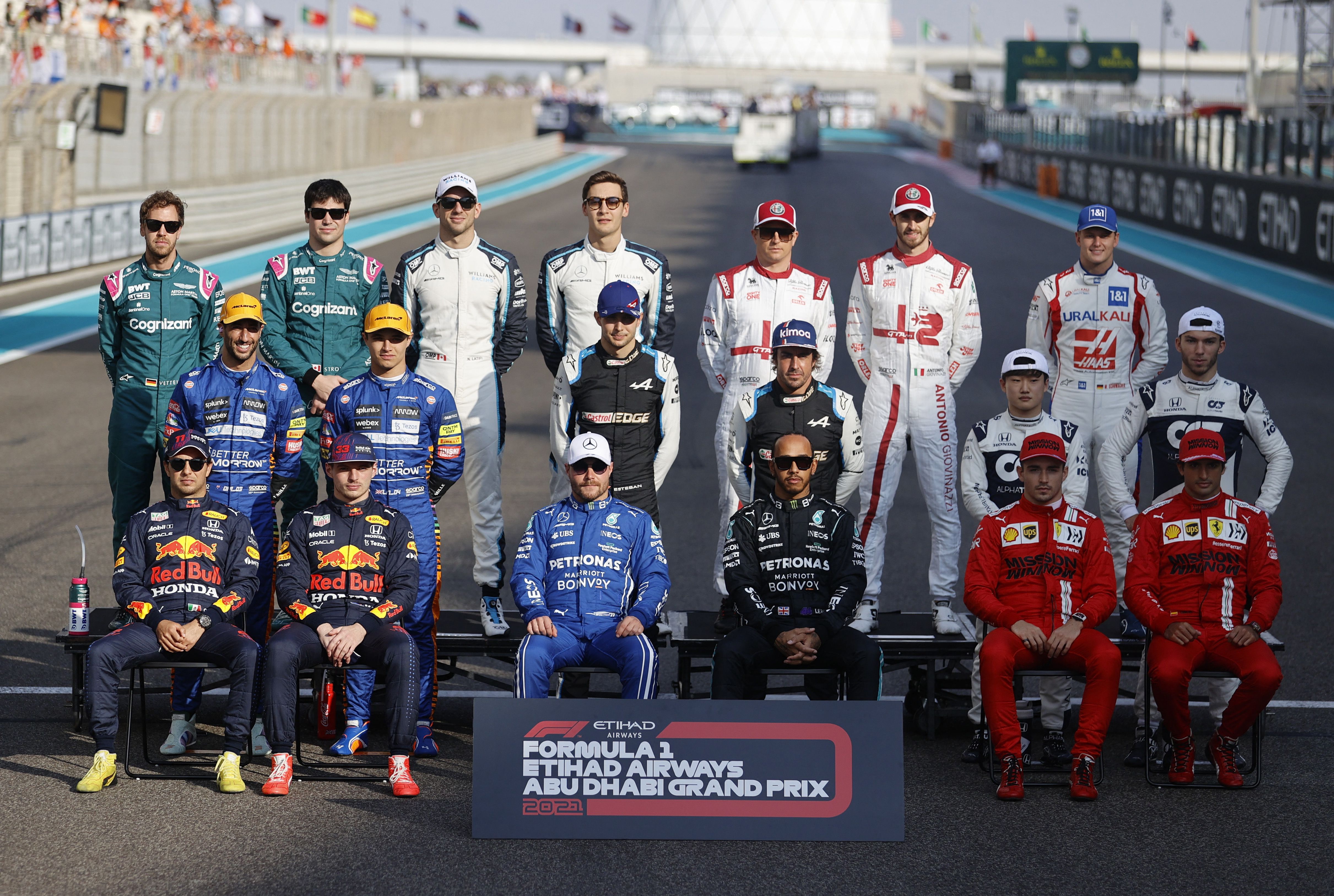 The photo of the drivers before the race 