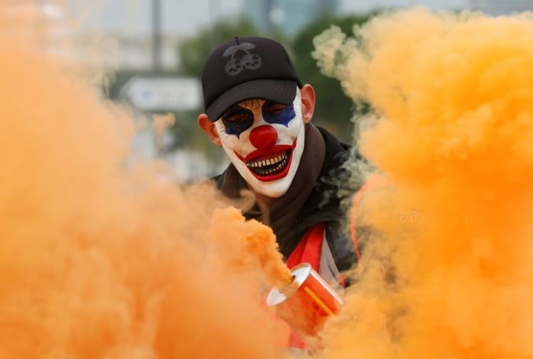 Un manifestante es visto entre el humo mientras los miembros de los sindicatos franceses se manifiestan contra los planes de reforma de las pensiones del gobierno francés en Marsella como parte de un día de huelga nacional y protestas en Francia, el 5 de diciembre de 2019. REUTERS/Jean-Paul Pelissier