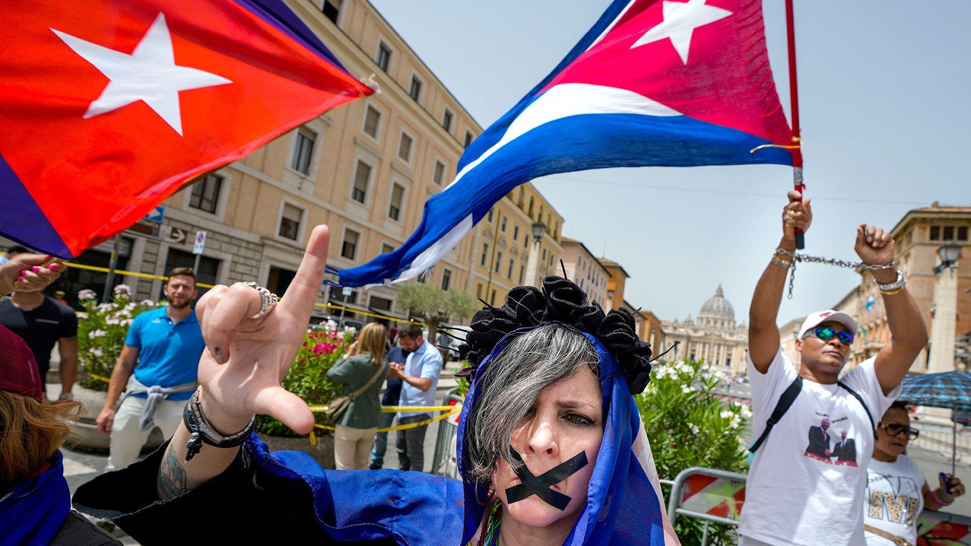 Protestas-de-cubanos-por-la-visita-de-Díaz-Canel-al-Papa