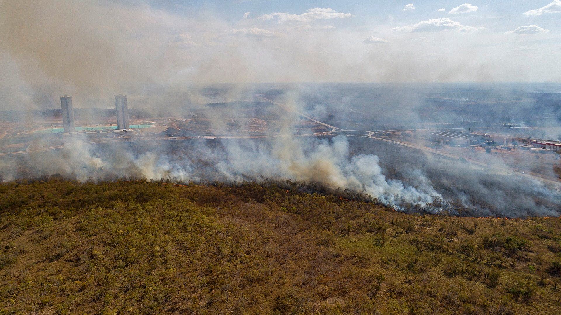 Vista general de un incendio forestal en las cercanías de la ciudad de Cuiabá en el estado de Mato Grosso (Brasil). EFE/Rogerio Florentino/Archivo 