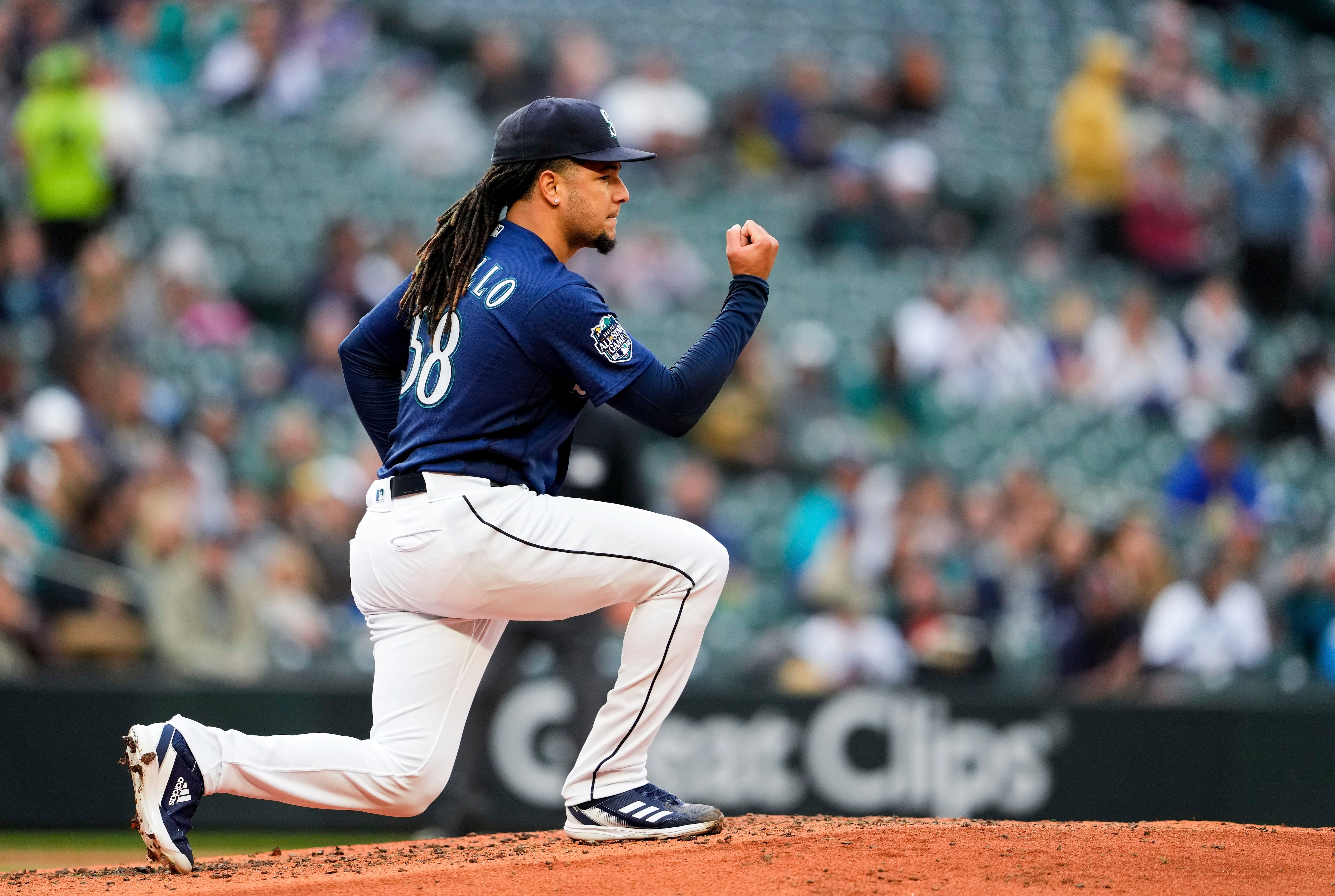 El abridor de los Marineros de Seattle Luis Castillo reacciona tras retirar a los bateadores que enfrentó en el cuarto inning del juego de la MLB contra los Atléticos de Oakland, el 22 de mayo de 2023, en Seattle. (AP Foto/Lindsey Wasson)