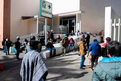 Familiares de pacientes contagiados por Covid-19, esperan informes  en las afueras  de un Hospital del Instituto Mexicano del Seguro Social (IMSS), en Ciudad de México. (Foto: EFE/José Pazos)
