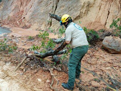 Efectos en tramos viales en Cabo Corrientes (Foto: Twitter Protección Civil de Jalisco)