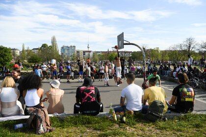 Juegos y reuniones en un parque de Berlín (Reuters)