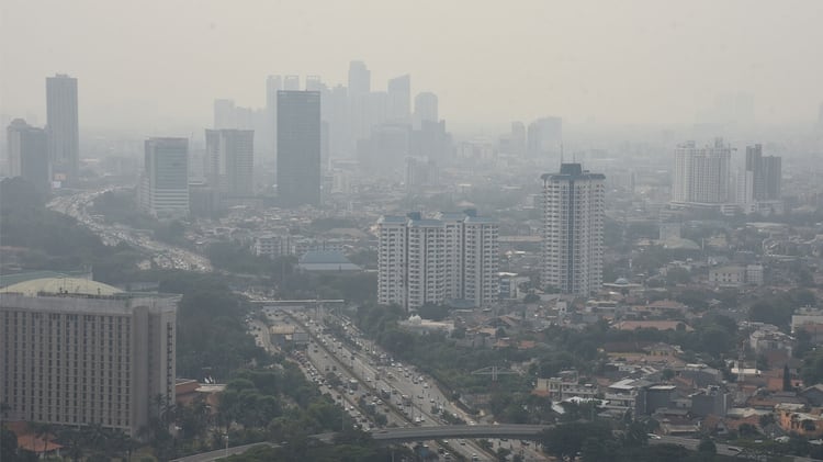 Edificios cubiertos por smog en la ciudad capital de Yakarta, Indonesia, el 29 de julio de 2019 (Antara Foto/Indrianto Eko Suwarso/ via REUTERS)