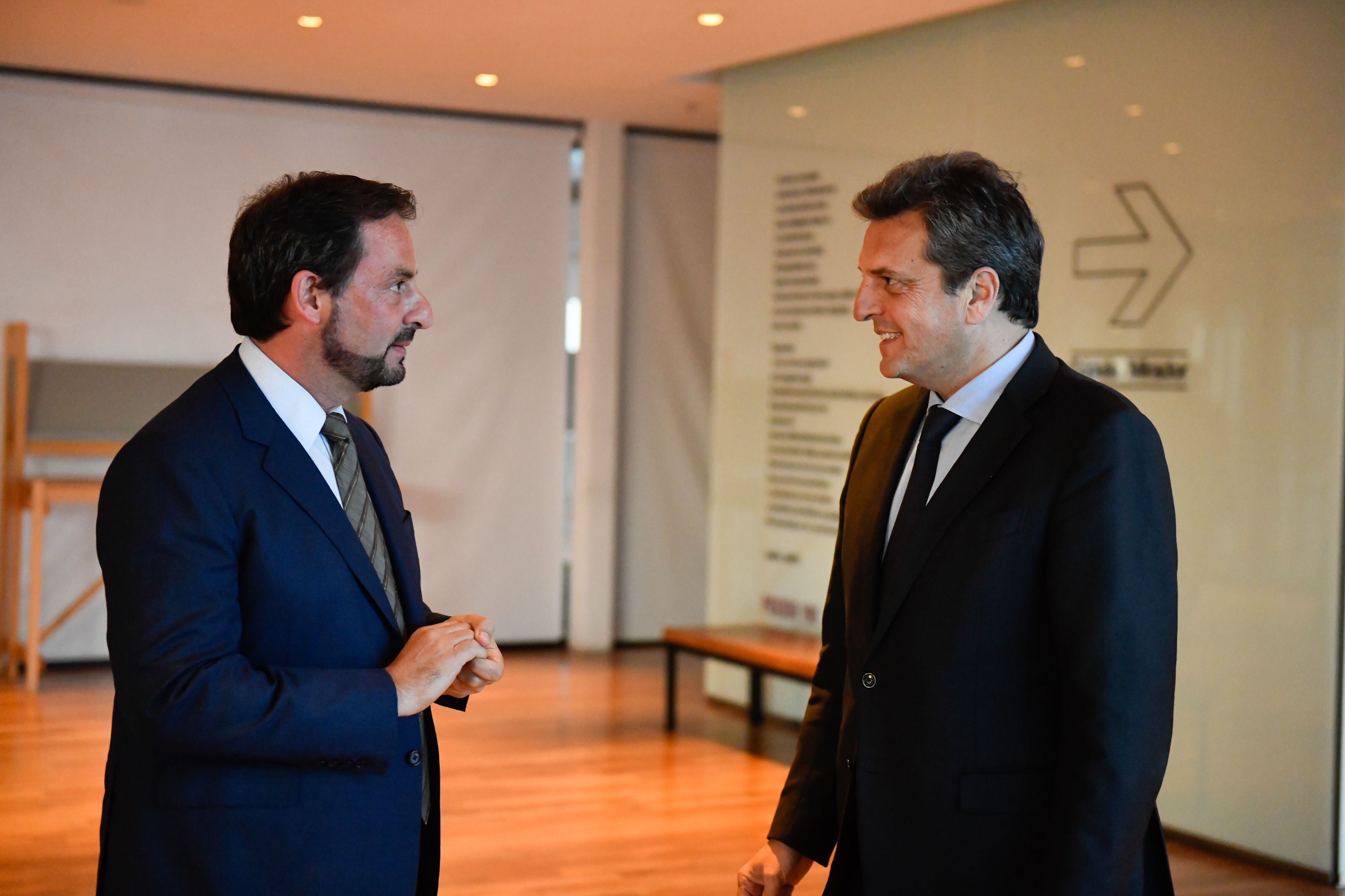 El ministro de Economía, Sergio Massa, junto al secretario de Economía del Conocimiento, Ariel Sujarchuk