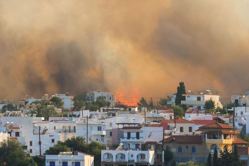 Unas 19.000 personas, entre ellas 7.000 turistas, tuvieron que ser evacuadas el fin de semana pasado y trasladadas a lugares seguros de la propia isla, la novena más grande del Mediterráneo. (REUTERS)