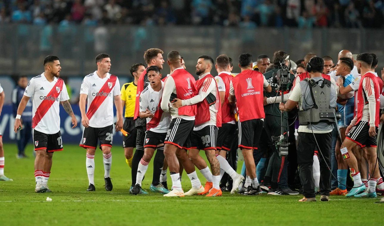 pelea entre jugadores de river y sporting cristal