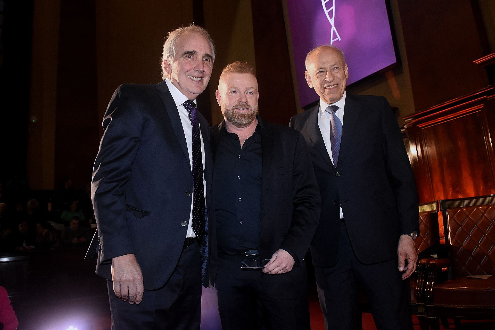 El bioquímico Gabriel Rabinovich, una eminencia en la lucha contra el cáncer, recibió uno de los galardones. Aquí, junto a Luis Ovsejevich y Alberto Kornblihtt (Nicolas Stulberg)