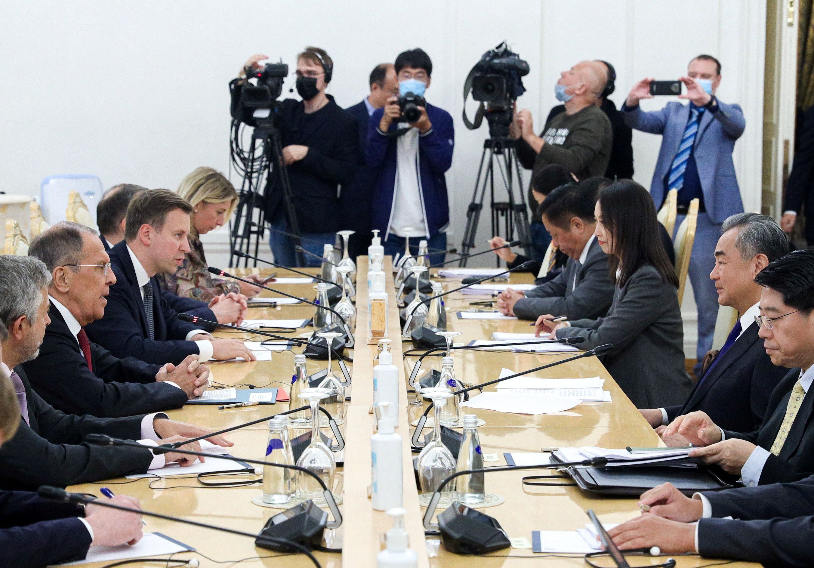 La reunión entre Sergei Lavrov y Wang Yi en Moscú (Reuters)