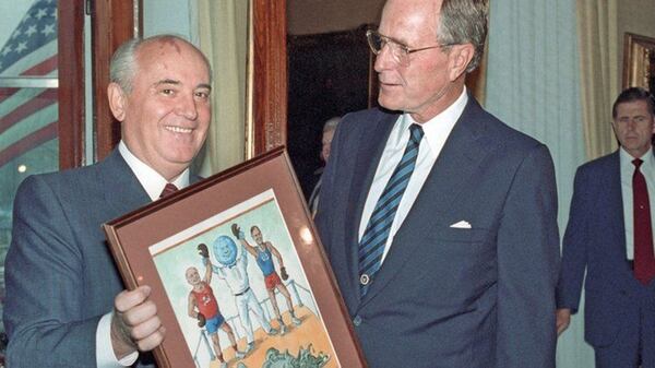 Mikhail Gorbachov le regala una ilustración de ambos a George H.W. Bush en Helsinki, en 1990 (Getty)