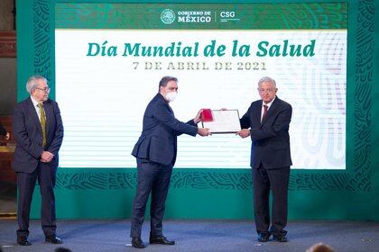 Dr. Carlos Gerardo Cantú Brito recibe el premio “Doctor Manuel Velasco Suárez” (Foto: Presidencia de México)