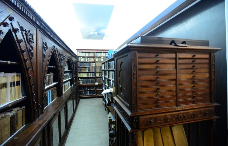 Biblioteca y Hemeroteca Arata