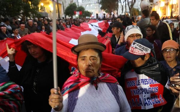 Una grupo de manifestantes sostiene una bandera por las calles de Lima. (REUTERS/Mariana Bazo)