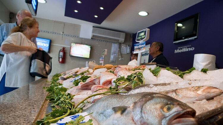 Las diferencias de precios en el pescado son notorias segun el barrio donde este ubicado el comercio. Foto NA: DAMIAN DOPACIO (ARCHIVO)