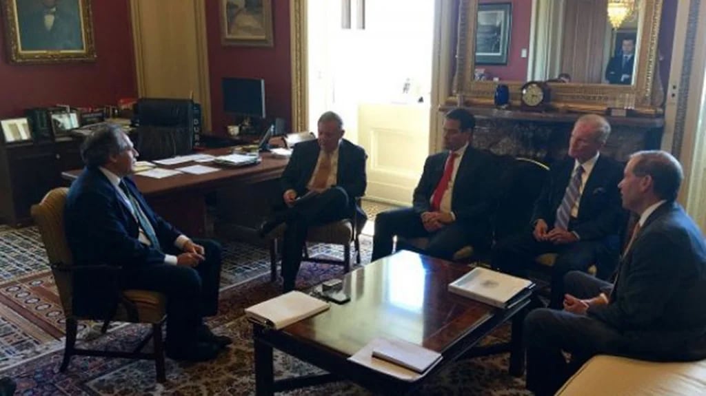 Luis Almagro junto a los senadores estadounidenses @Almagro_OEA2015