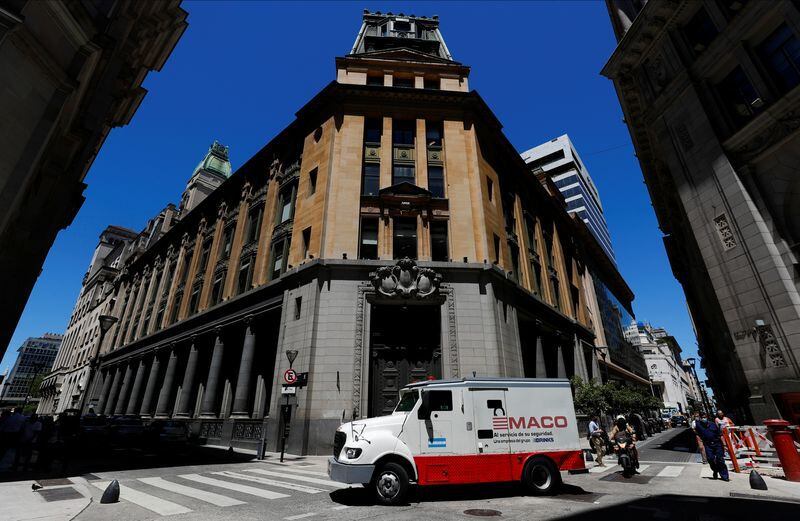 FOTO DE ARCHIVO-Un camión blindado de un banco en el distrito financiero de Buenos Aires, Argentina. 7 de diciembre 2021. REUTERS/Agustin Marcarian