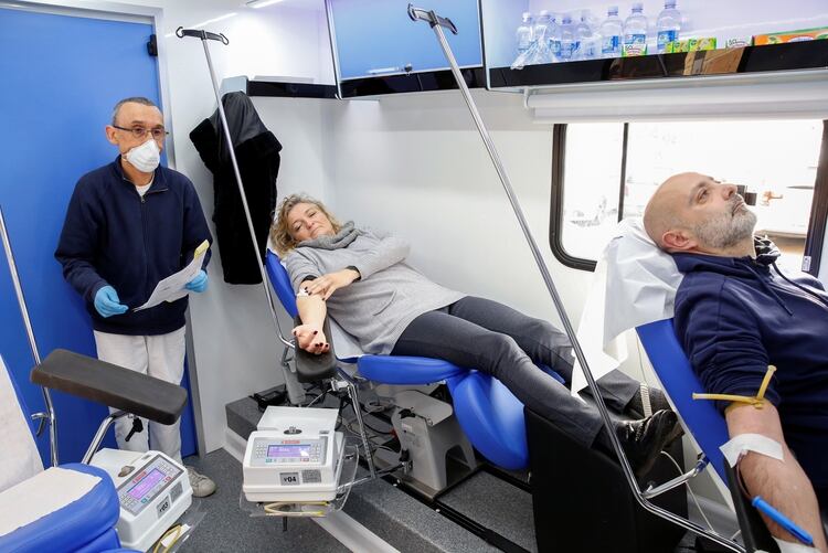 Muchos italianos no infectados de coronavirus donaron sangre en centros de la Cruz Roja en Roma para colaborar con los llamados de los hospitales y del gobierno italiano en ayuda de los casos positivos (REUTERS/Remo Casilli)