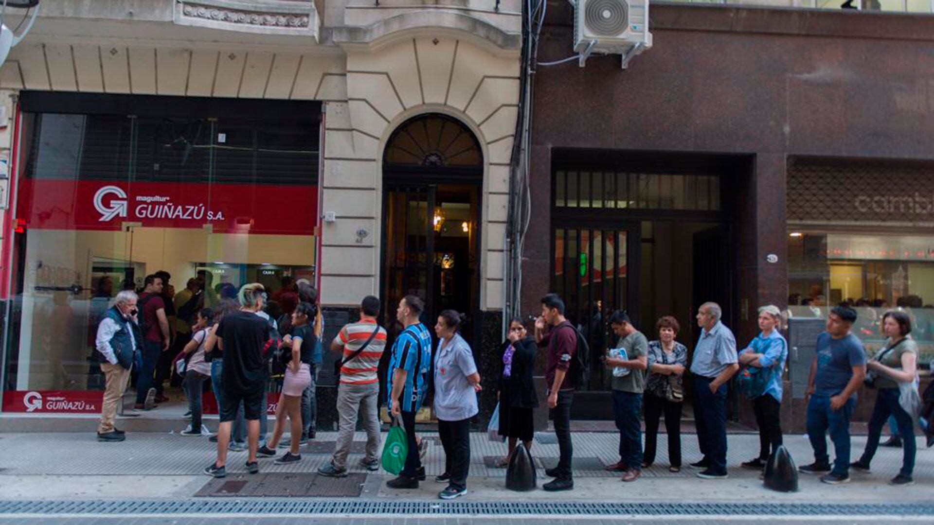 El viernes hubo colas frente a las casas de cambio (Adrián Escandar)