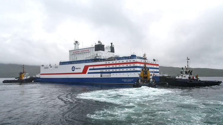 La central nuclear flotante de Rusia Akademik Lomonosov deja la base de servicio de la empresa Rosatomflot para un viaje a lo largo de la Ruta Marítima Septentrional hasta Chukotka desde Murmansk, Rusia, el 23 de agosto de 2019. REUTERS/Maxim Shemetov