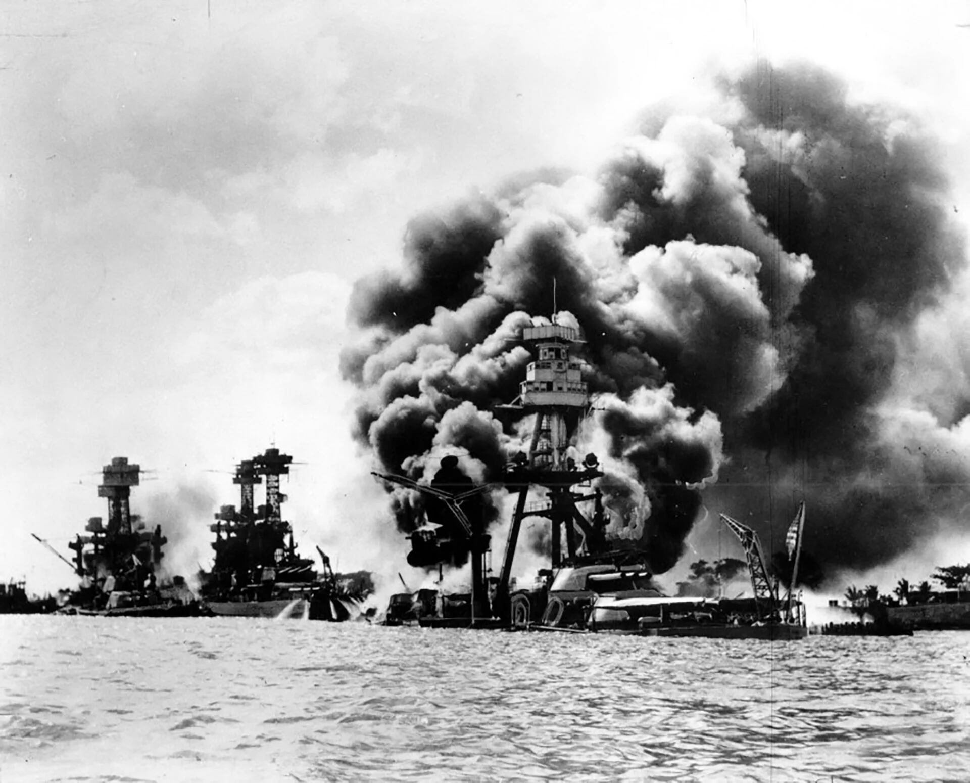 7 de diciembre de 1941: la Armada Imperial de Japón sin previo aviso lanzó desde sus portaaviones 353 aviones a un ataque sin piedad contra la base naval de los Estados Unidos de Norteamérica en Pearl Harbor (AP)