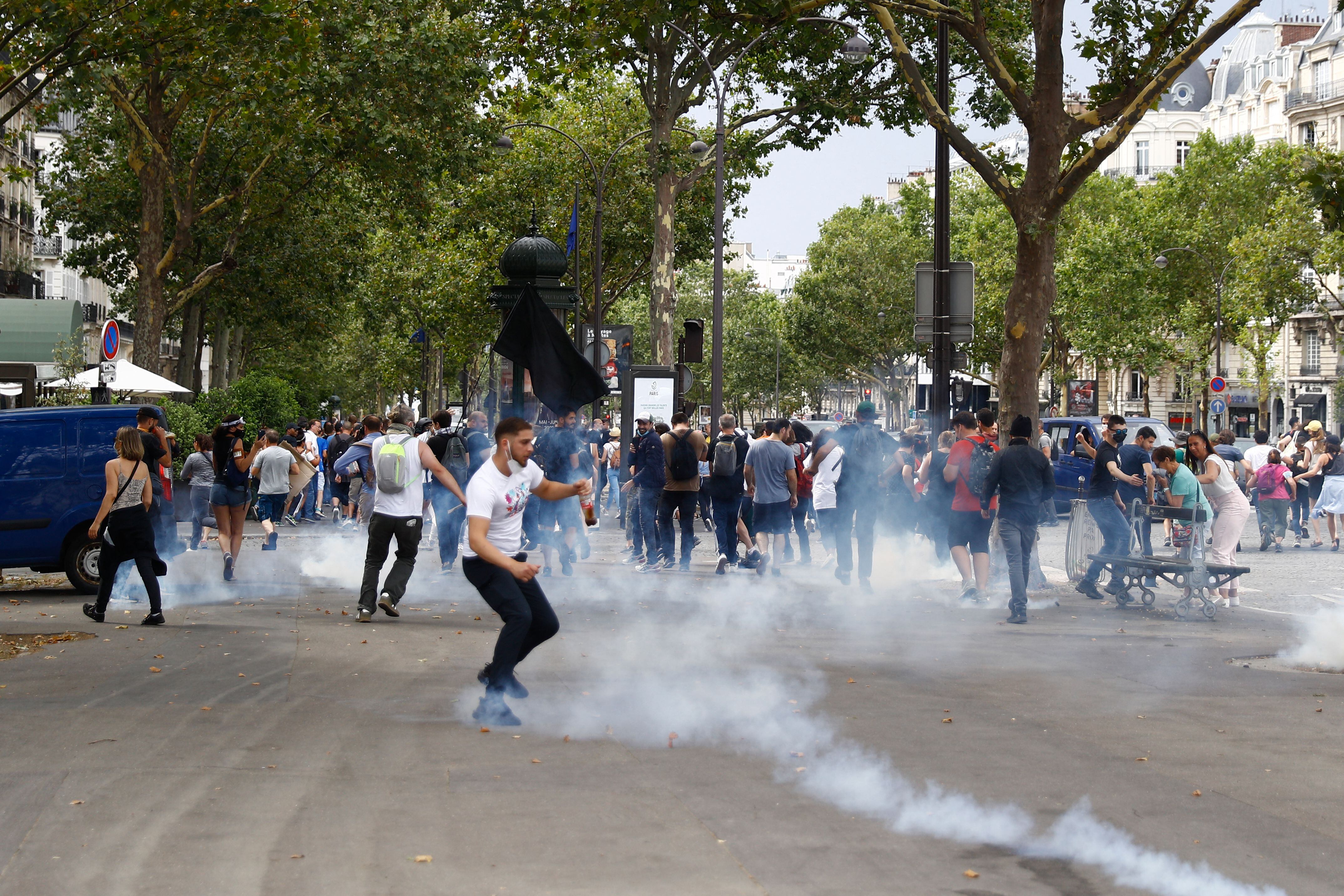 Enfrentamientos entre la policía y manifestantes que protestaban contra el pase sanitario en Francia. París, Francia. Sameer Al-DOUMY / AFP