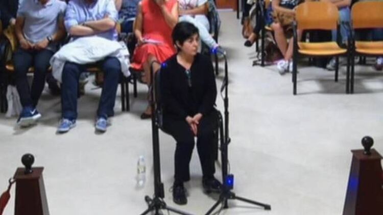 Rosario delante del tribunal. Ella negó el crimen. El jurado la consideró culpable junto a su ex marido y fueron condenados a 18 años de prisión (Imagen 