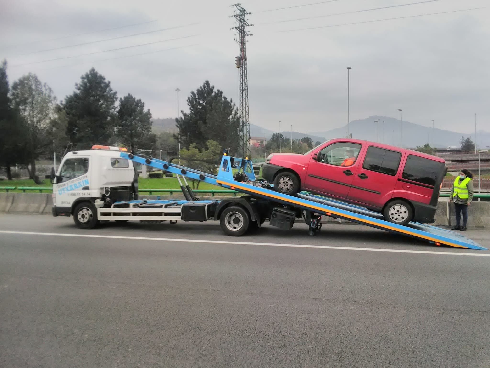 Grúa retirando un vehículo averiado
(Europa Press)