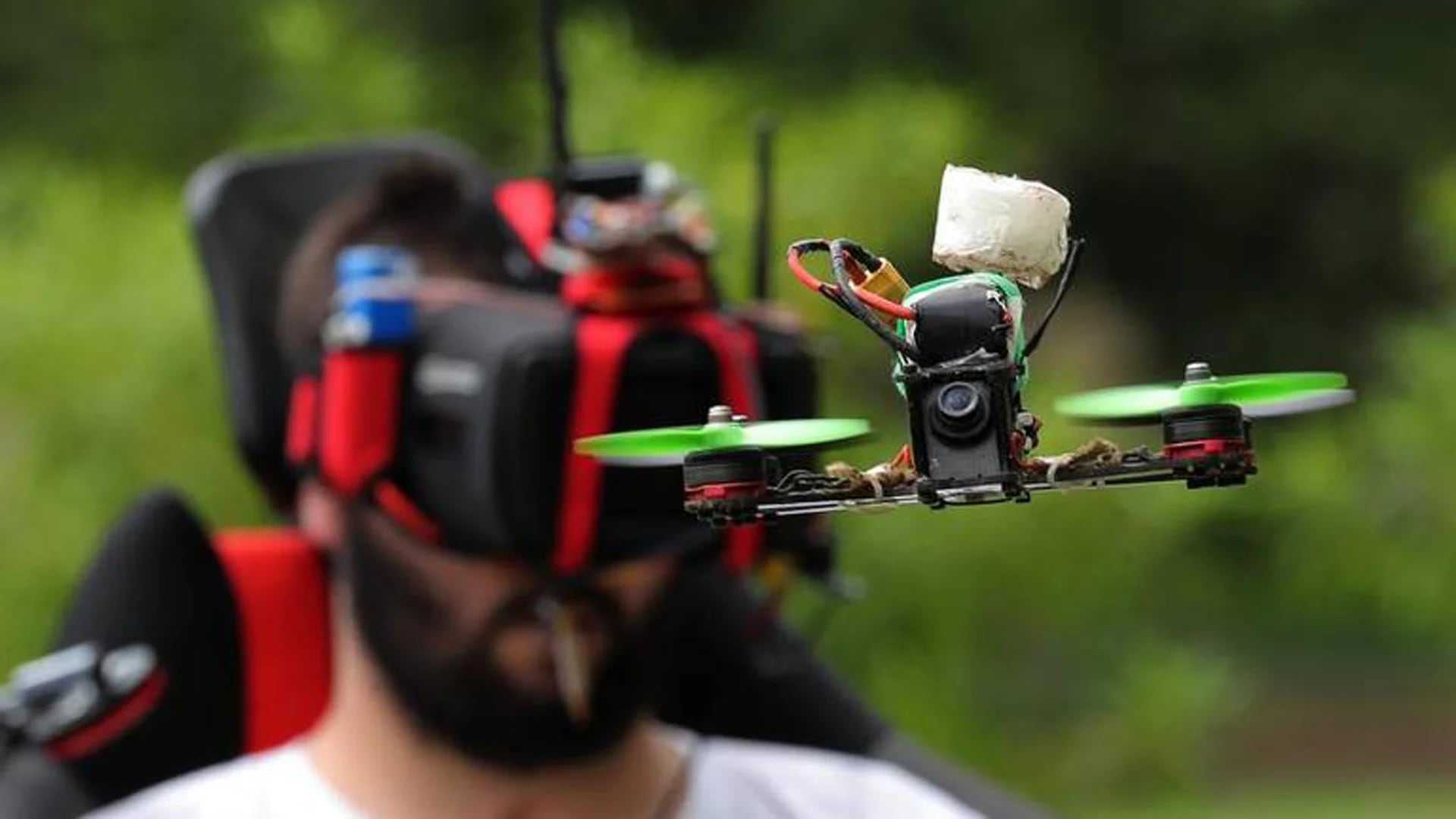 El drone posee cámaras que transmiten directamente casi como realidad virtual a los lentes que tiene Agustín, dando la sensación de volar junto con el drone (AFP)
