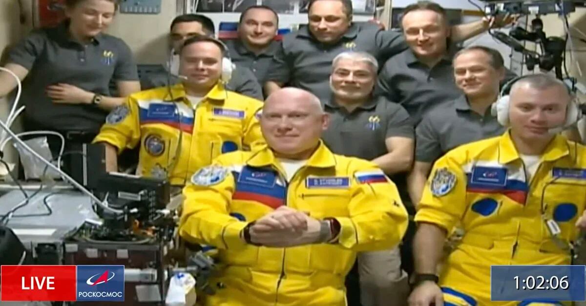 Tres cosmonautas rusos arribaron a la Estaphyn Espacial Internacional vestidos de azul y amarillo