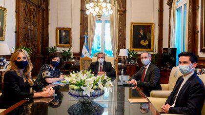 En la reunión también estuvo Carla Vizzotti, Secretaria de Acceso a la Salud de Argentina, y Maximiliano Reyes Zúñiga, subsecretario para América Latina y el Caribe (Foto: Twitter@HLGatell)