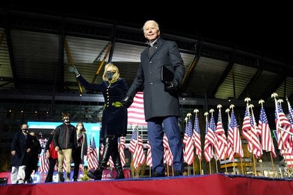 Joe Biden sostiene la mano de su esposa, Jill Biden, en Pittsburgh, Pennsylvania, en el tramo final de la campaña electoral para llegar a la Casa Blanca (Reuters)