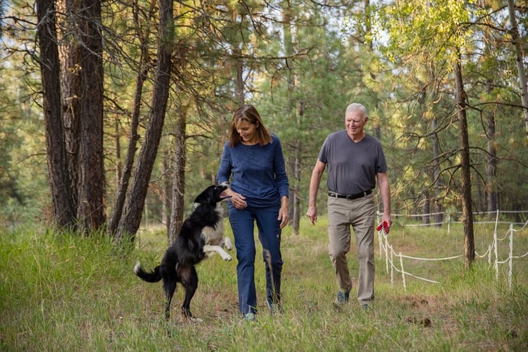 Carole y Verne King con su border collie, Katie, en su casa en Deer Park, Washington (Rajah Bose / The New York Times)
