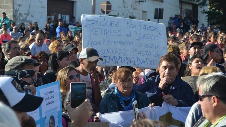 Indignación: una de las marchas en Puerto Deseado para reclamar justicia por el crimen. (DANA MORENO Y NATALI VERA/ LA OPINIÓN AUSTRAL)