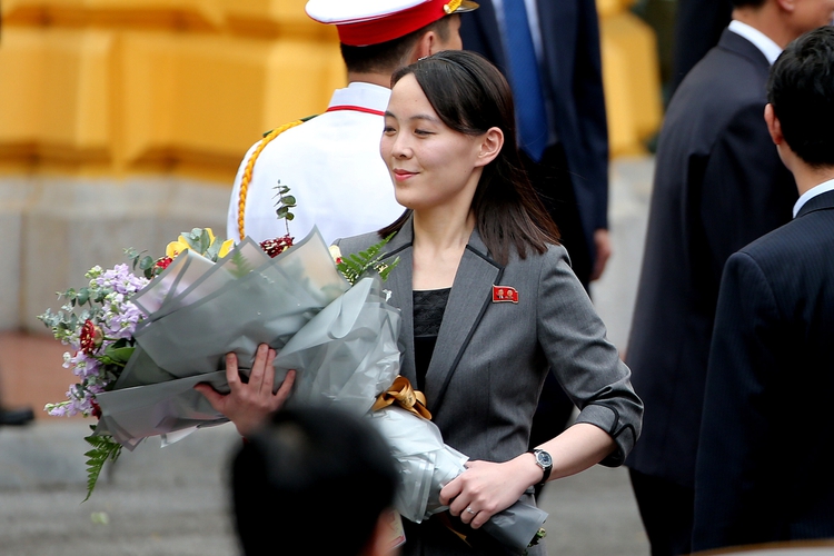 Kim Yo Jong sostiene un ramo de flores durante una ceremonia de bienvenida en el Palacio Presidencial en Hanoi, Vietnam, el 1 de marzo de 2019 (Reuters)