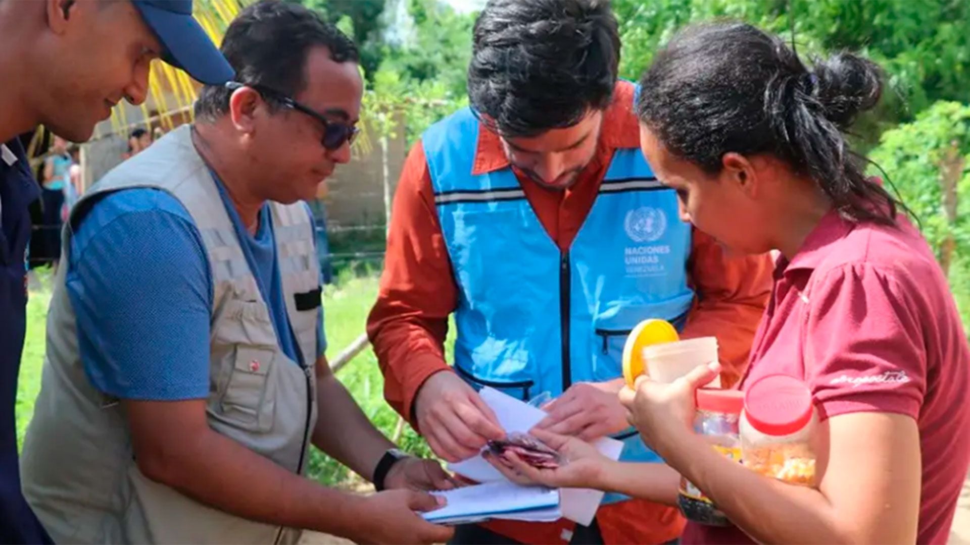 Una habitante del sector Los Caobos, en el estado Sucre, muestra unas semillas parte del proyecto de Acción Campesina, financiado por el Fondo Humanitario de Venezuela (FHV) (Foto: OCHA/Wilmer Escalante)