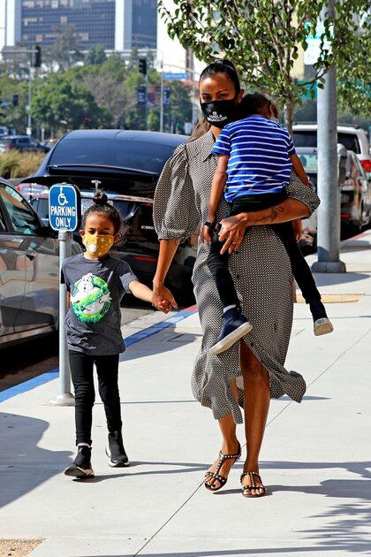 Zoe Saldana fue de compras con dos de sus hijos en Los Ángeles. Recientemente, la estrella de Avatar disfrutó de unos días de descanso familiar junto a su esposo, Marco Perego Saldana, en las playas de Malibú (Foto: Coleman Rayner / The Grosby Group)