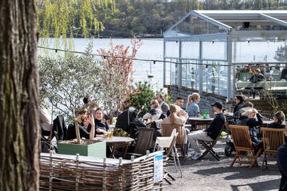 Personas disfrutando del clima primaveral el pasado 26 de abril en Estocolmo. Jessica Gow/TT News Agency/via REUTERS.