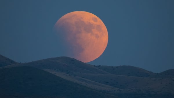 La Luna de Sangre es un eclipse lunar, en el que la Tierra se situará entre la luna y el Sol (Getty)
