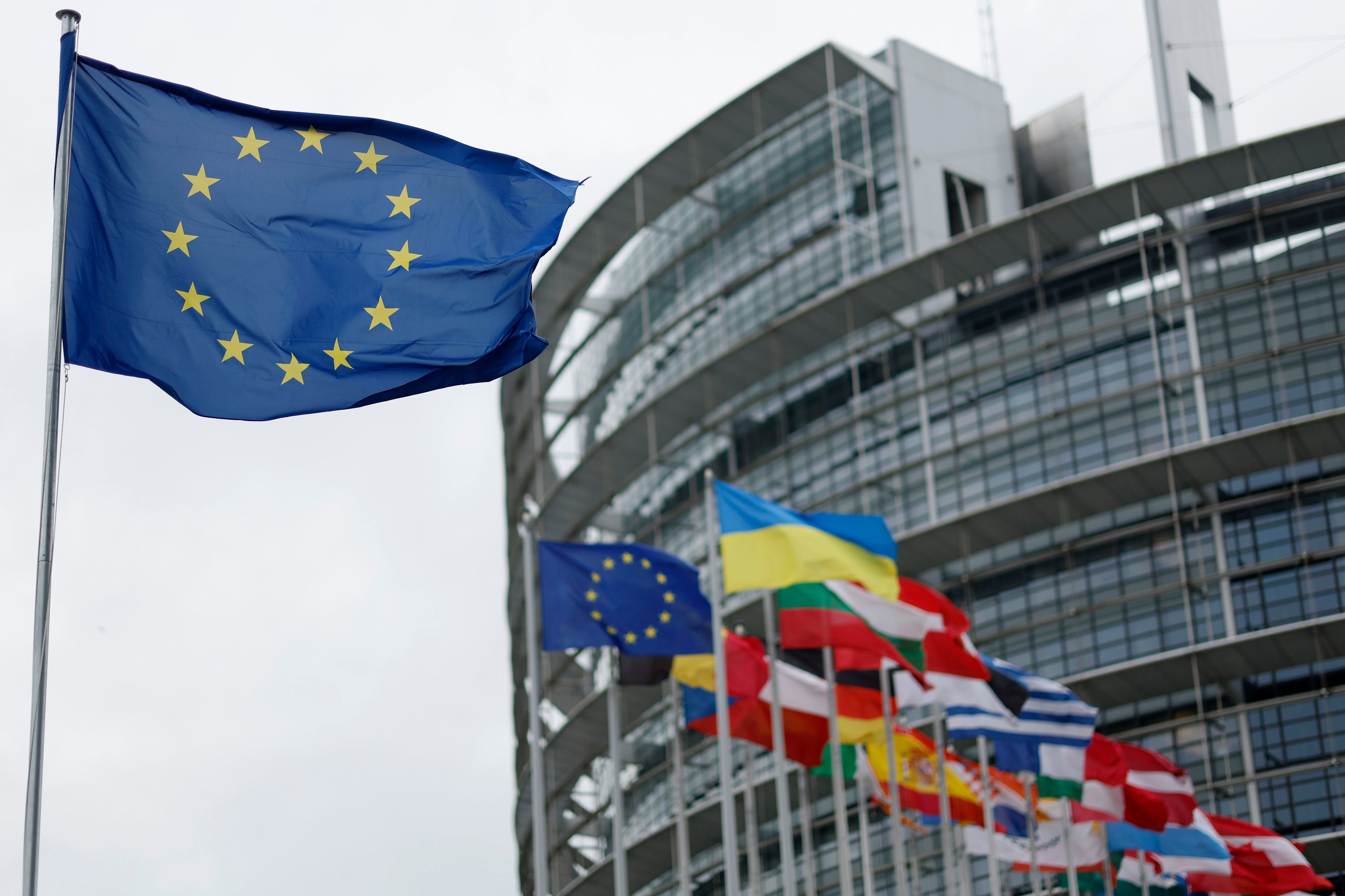 El Parlamento Europeo dio el primer paso para regular las herramientas de inteligencia artificial en la UE. (AP)