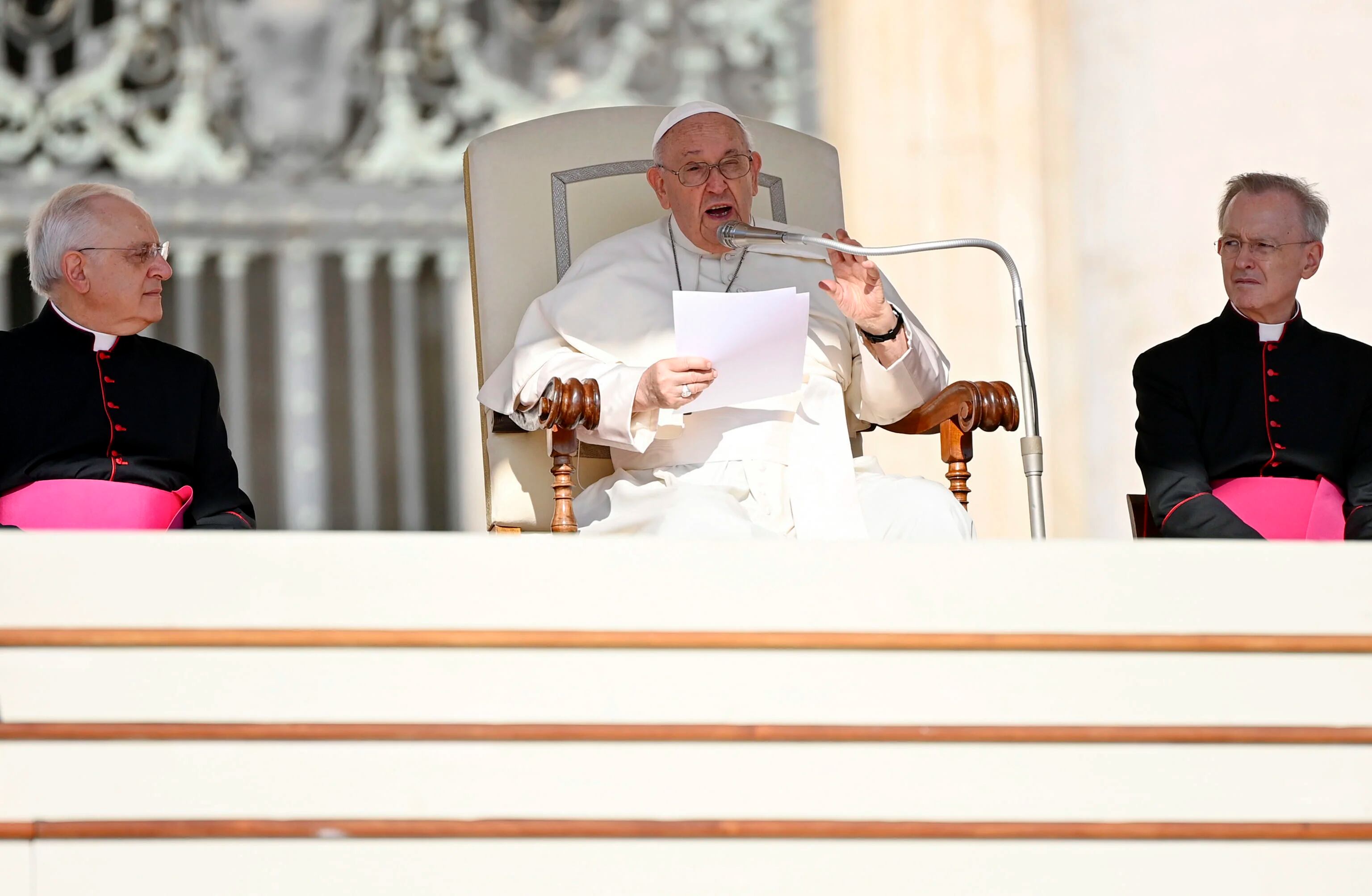 El papa Francisco saludó en el Vaticano al nieto 133