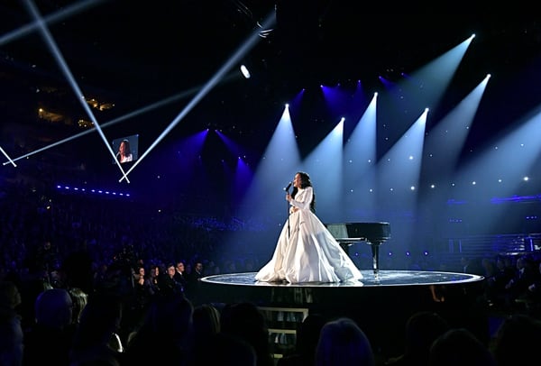 Demi Lovato - Lució un vestido blanco de mangas largas con solapas by Cristian Siriano con detalles de tachas en el escote cuadrado
