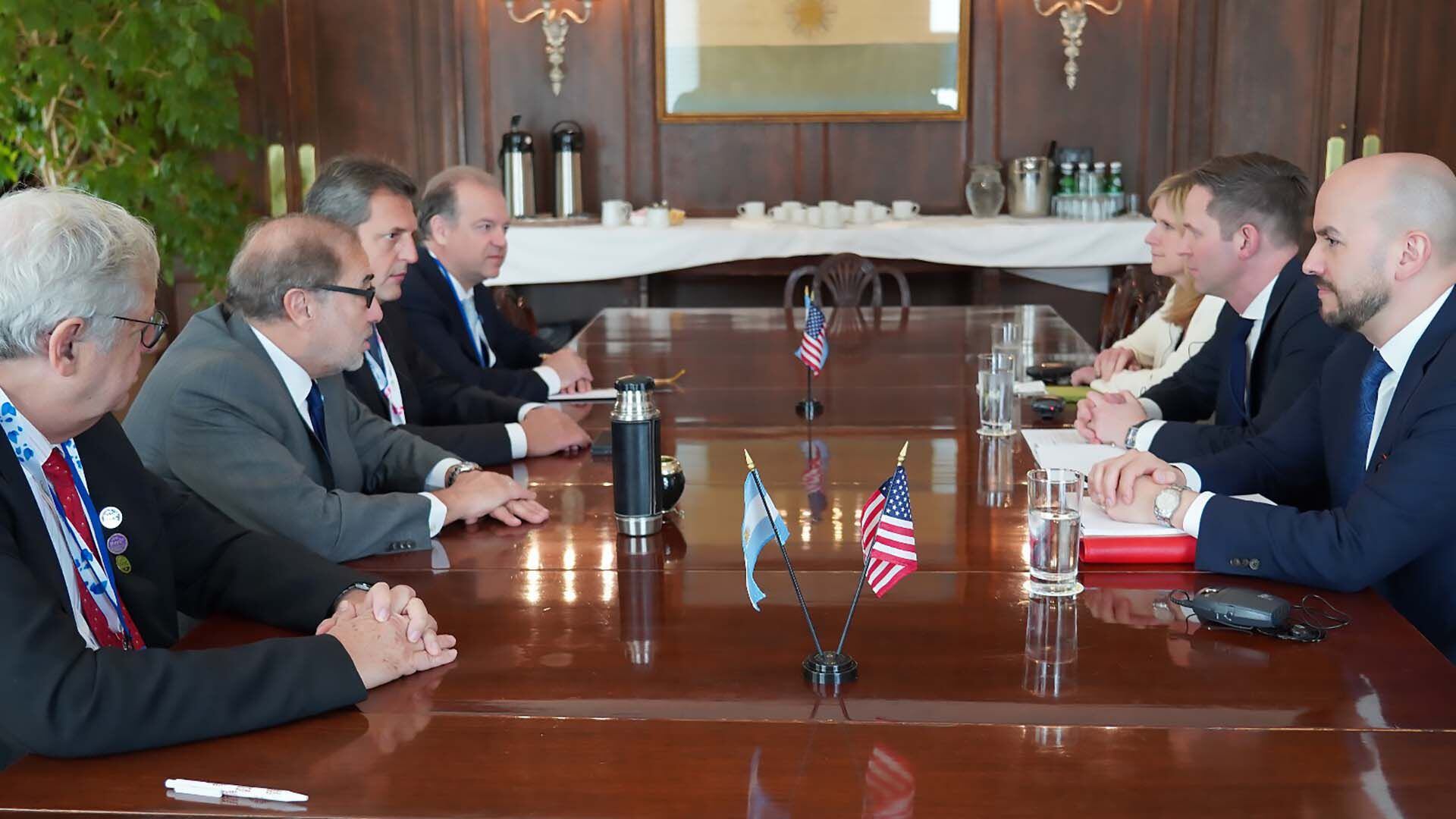 Massa junto a Pyle y González, en la embajada argentina, en abril pasado