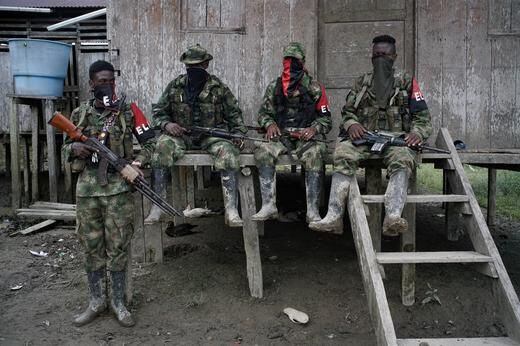 Foto de archivo. Guerrilleros del izquierdista Ejército de Liberación Nacional (ELN) de Colombia descansan frente a una casa cerca del río San Juan, en las selvas del departamento de Chocó. Foto: REUTERS/Federico Ríos