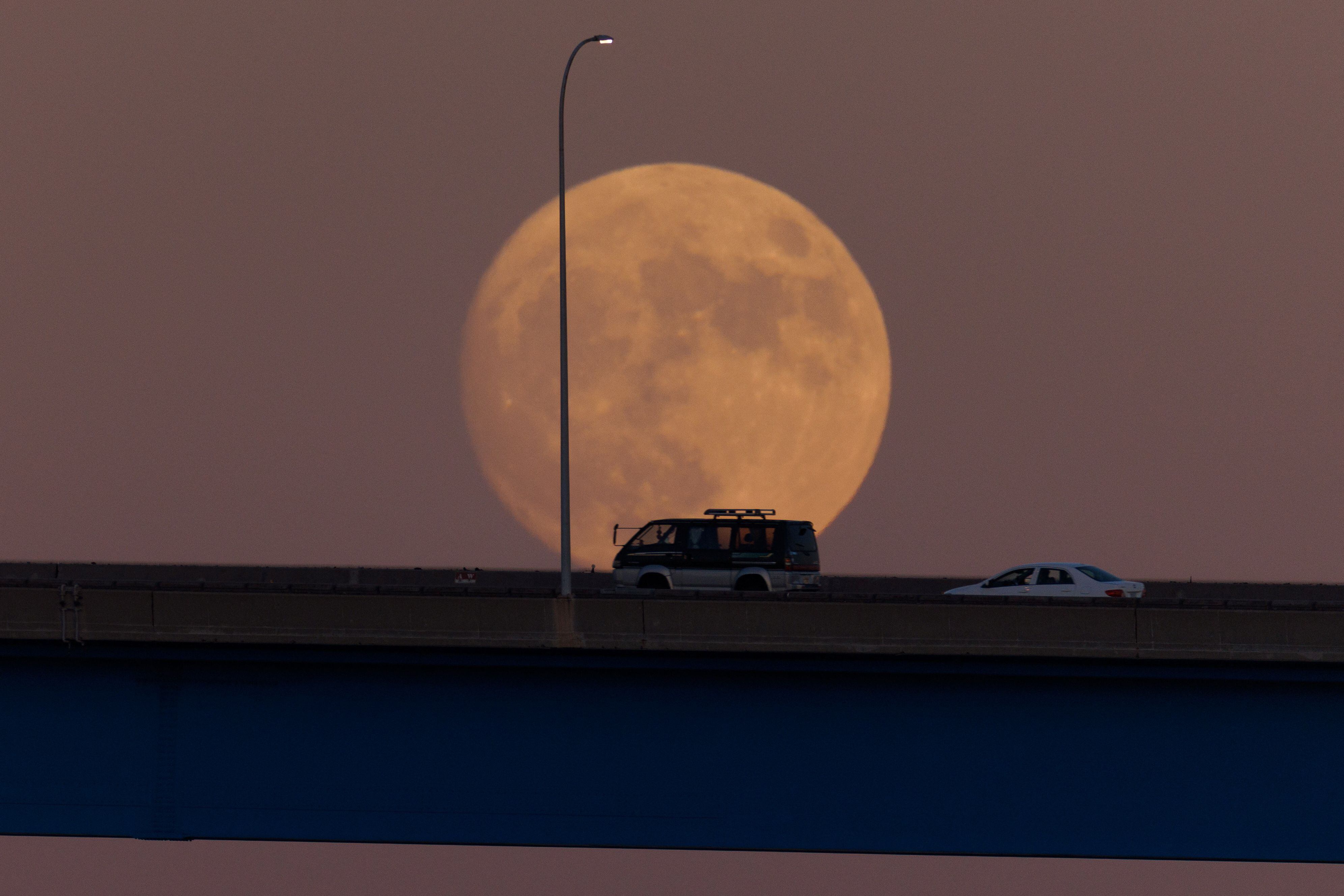Superluna en Coronado, California. (REUTERS)