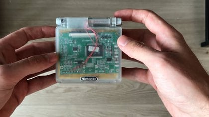 Il modello Wii Spii (solo prototipo) ha un guscio di plastica trasparente che consente di vedere l'interno e ha uno schermo LCD da 3,5 '' 640 x 480