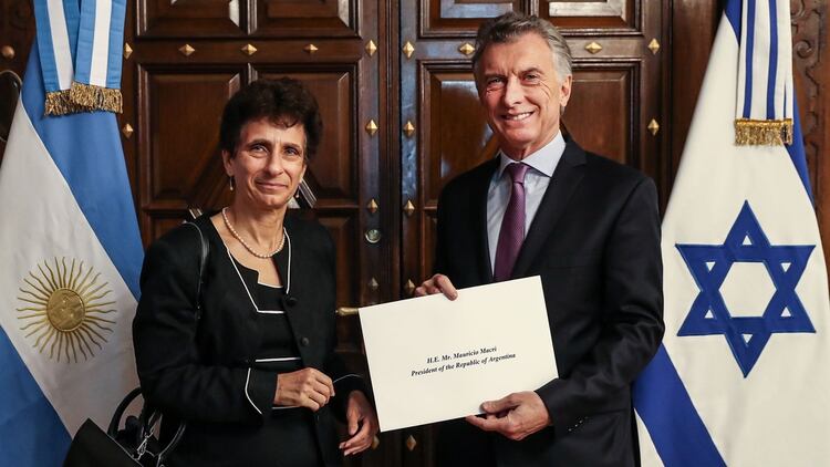 Macri con la embajadora Ronen. El Presidente firmó en julio pasado el decreto que declaró a Hezbollah organización terrorista