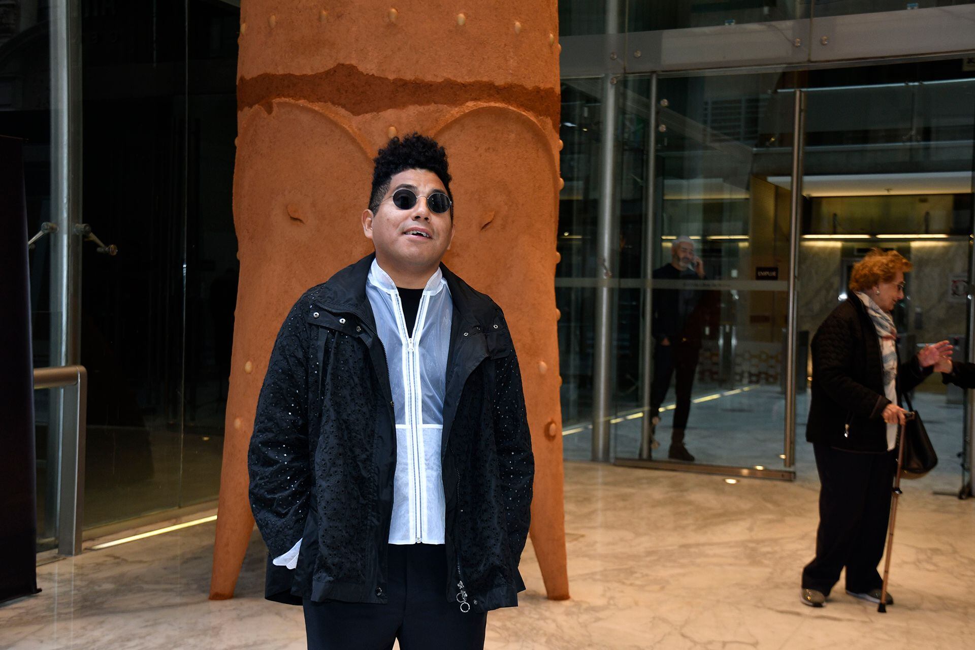 Gabriel Chaile junto a su escultura "Mamá luchona"