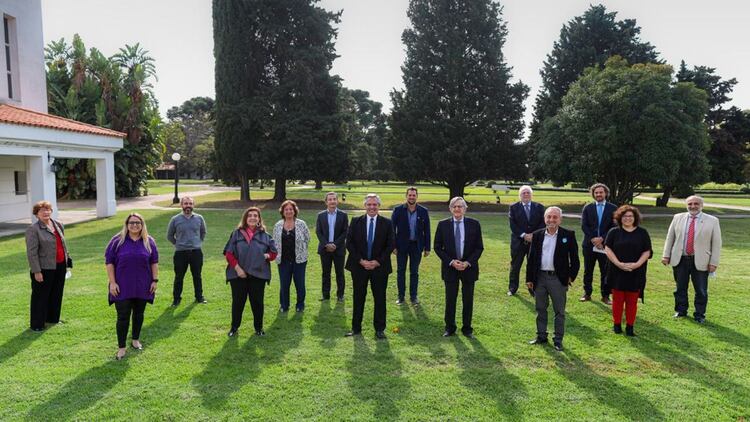 Alberto Fernández, ayer, en Olivos, con los especialistas del comité que lo asesora en materia sanitaria (Presidencia)