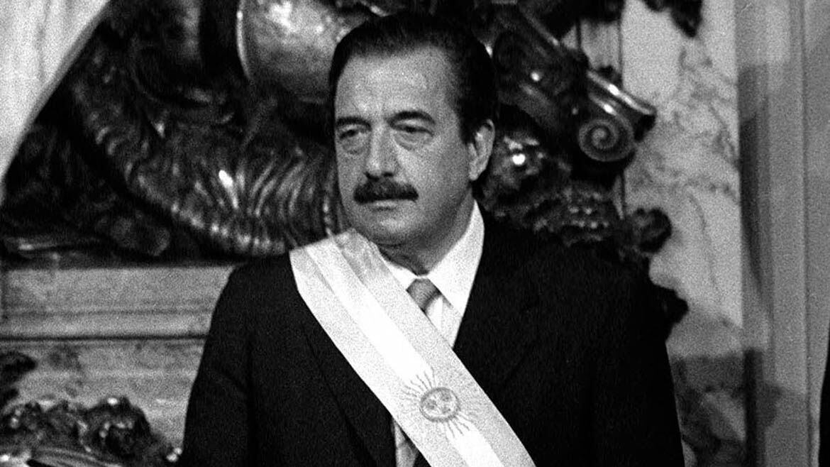 Raúl Alfonsín asumía el 10 de diciembre de 1983, luego de su triunfo en las elecciones del 30 de octubre con el 51,7 por ciento de los sufragios.
(Foto: Archivo Télam/jcp)
